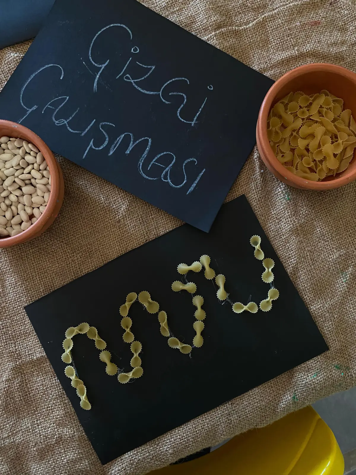 Anaokulu öğrencileri bahçede serbest oyun