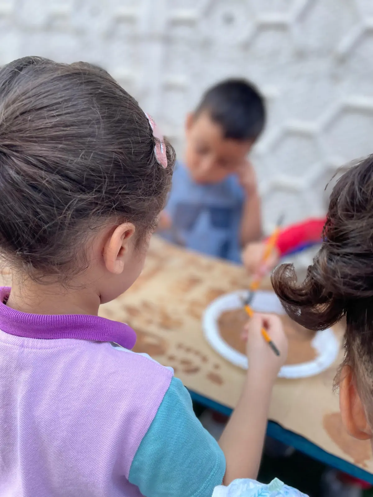 Çocuklar resim ve boyama atölyesinde