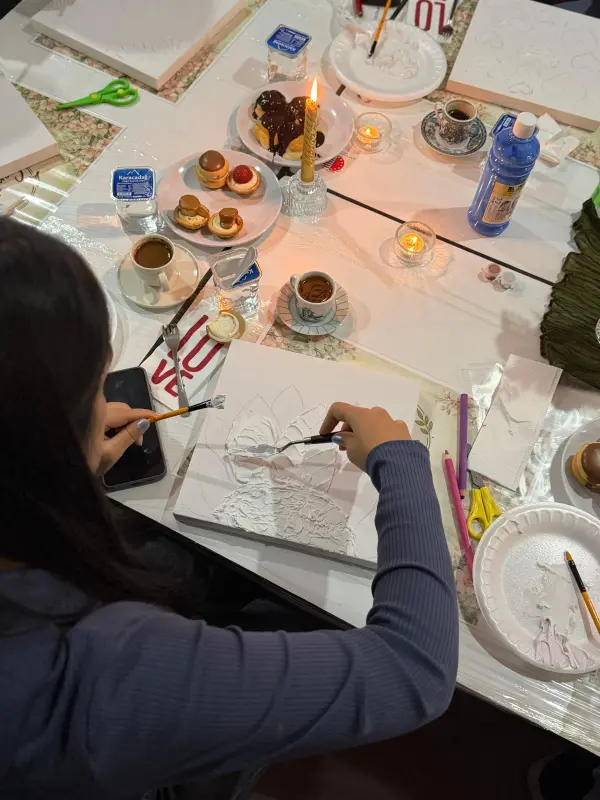 Aydınlık Yarınlar workshop - çocuklar el işi yapıyor